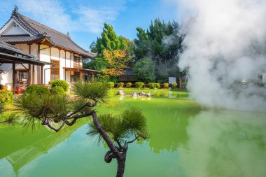 Shiraike Jigoku kaplıcası Beppu, Oita 'da. Kasaba onsen (kaplıcaları) ile ünlüdür. 8 büyük jeotermal noktaya sahiptir ve 