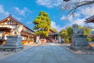 Nakatsu Daijingu Büyük Tapınağı ve tapınak kompleksi, Meiji Restorasyonundan sonra kurulmuş, güneş tanrıçası Amaterasu ve Omikami 'ye adanmıştır..