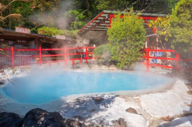 Beppu 'da Kamado Jigoku kaplıcası, Oita. Kasaba onsen (kaplıcaları) ile ünlüdür. 8 büyük jeotermal noktaya sahiptir ve 