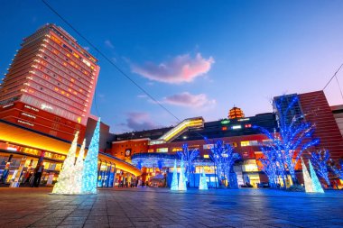 Oita, Japonya - 26 Kasım 2022: Oita İstasyonu Kyushu bölgesinde büyük bir istasyondur, Oita 'yı Fukuoka ve Kumamoto gibi diğer illere ve Beppu gibi yerel bölgelere bağlar.