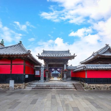 Daimyo Kuroda Yoshitaka tarafından kurulan ve Tera-machi bölgesinin biraz güneyinde yer alan Goganji Tapınağı (Kızıl Duvar Tapınağı) papaz Kuyo tarafından kuruldu.