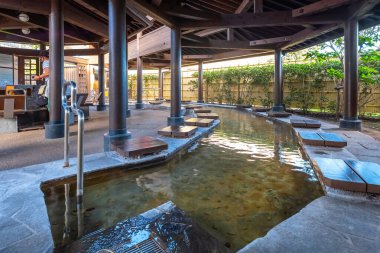 Beppu, Japonya - 25 Kasım 2022: Ashiyu Ayak Banyosu, Beppu, Oita 'daki Kanawa bölgesinde bulunan Jigoku Mushi Kobo buhar pişirme merkezinden sadece birkaç adım aşağıda. Banyo serbesttir..