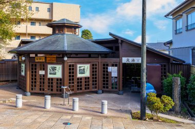 Ashiyu Ayak Banyosu, Beppu, Oita 'daki Kanawa bölgesinde bulunan Jigoku Mushi Kobo buhar pişirme merkezinden sadece birkaç adım aşağıda. Banyo serbesttir..