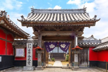 Daimyo Kuroda Yoshitaka tarafından kurulan ve Tera-machi bölgesinin biraz güneyinde yer alan Goganji Tapınağı (Kızıl Duvar Tapınağı) papaz Kuyo tarafından kuruldu.