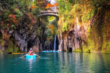 Miyazaki, Japonya - 24 Kasım 2022: Takachiho Vadisi, Gokase Nehri 'nin kıyısındaki kayadan geçen dar bir uçurum.