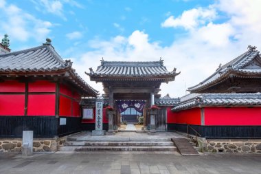 Daimyo Kuroda Yoshitaka tarafından kurulan ve Tera-machi bölgesinin biraz güneyinde yer alan Goganji Tapınağı (Kızıl Duvar Tapınağı) papaz Kuyo tarafından kuruldu.