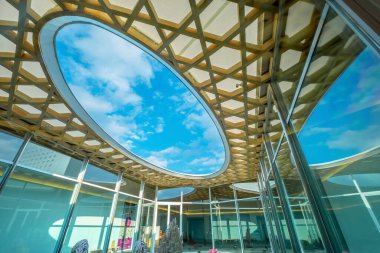 Oita, Japonya - 26 Kasım 2022: OPAM olarak da bilinen Oita İlçe Sanat Müzesi, Shigeru Ban tarafından tasarlanan modern sergi alanları, sanatçı stüdyoları, kafe ve müze dükkanlarına ev sahipliği yapmaktadır.