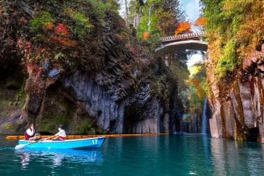 Miyazaki, Japonya - 24 Kasım 2022: Takachiho Vadisi, Gokase Nehri 'nin kıyısındaki kayadan geçen dar bir uçurum.