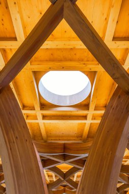 Yufuin, Japonya - 27 Kasım 2022: Yufuin İstasyonu 'nun yanındaki Yufu Şehri Turizm Bilgi Merkezi. Bina tamamen cam ve Y şeklinde, 3 boyutlu tahta sütunlar, Shigeru Ban tarafından tasarlanmış.