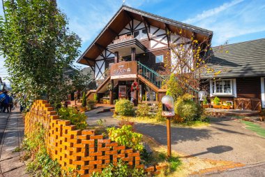 Yufuin, Japonya - 27 Kasım 2022: Yufuin popüler bir kaplıca tatil beldesi, bir çok sanat müzesi, kafesi ve butiği var, ve bir çok gezgin sadece şehirde gezinmek için şehre geliyor..