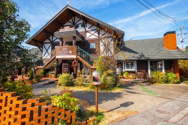 Yufuin, Japonya - 27 Kasım 2022: Yufuin popüler bir kaplıca tatil beldesi, bir çok sanat müzesi, kafesi ve butiği var, ve bir çok gezgin sadece şehirde gezinmek için şehre geliyor..