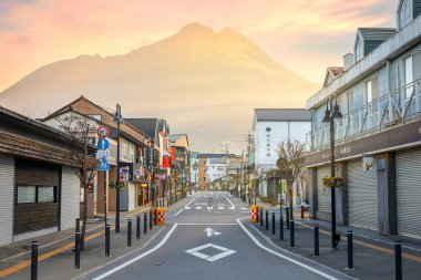 Japonya 'nın Oita ilindeki Yufuin kasabası Beppu kaplıcalarına 10 kilometre mesafede bulunan popüler bir kaplıca tatil beldesidir. Şehirde turistlerin bulunduğu bir sürü sanat müzesi, kafe ve butiği vardır..
