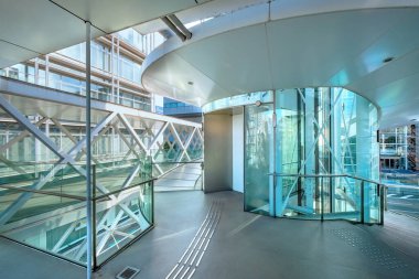 Oita, Japonya - 26 Kasım 2022: OPAM olarak da bilinen Oita İlçe Sanat Müzesi modern sergi alanları, sanatçılar stüdyoları, bir kafe ve müze dükkanı, Shigeru Ban tarafından tasarlandı.