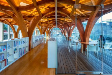 Yufuin, Japonya - 27 Kasım 2022: Yufuin İstasyonu 'nun yanındaki Yufu Şehri Turizm Bilgi Merkezi. Bina tamamen cam ve Y şeklinde, 3 boyutlu tahta sütunlar, Shigeru Ban tarafından tasarlanmış.