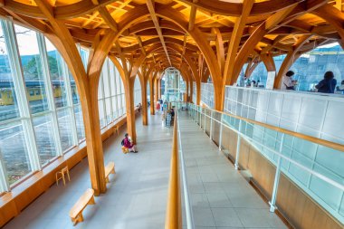 Yufuin, Japonya - 27 Kasım 2022: Yufuin İstasyonu 'nun yanındaki Yufu Şehri Turizm Bilgi Merkezi. Bina tamamen cam ve Y şeklinde, 3 boyutlu tahta sütunlar, Shigeru Ban tarafından tasarlanmış.