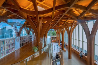 Yufuin, Japonya - 27 Kasım 2022: Yufuin İstasyonu 'nun yanındaki Yufu Şehri Turizm Bilgi Merkezi. Bina tamamen cam ve Y şeklinde, 3 boyutlu tahta sütunlar, Shigeru Ban tarafından tasarlanmış.