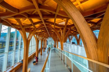 Yufuin, Japonya - 27 Kasım 2022: Yufuin İstasyonu 'nun yanındaki Yufu Şehri Turizm Bilgi Merkezi. Bina tamamen cam ve Y şeklinde, 3 boyutlu tahta sütunlar, Shigeru Ban tarafından tasarlanmış.