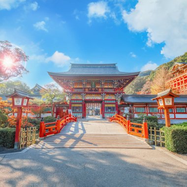 Kashima City 'deki Yutoku Inari tapınağı, Saga Bölgesi. Japonya 'nın Kyoto' daki Fushimi Inari ve Aichi 'deki Toyokawa Inari ile birlikte Inari' ye adanmış en iyi üç türbesinden biri olarak kabul edilir.