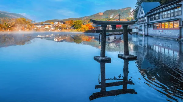 Yufuin Japonia Listopada 2022 Tenso Jinja Sanktuarium Nad Jeziorem Kinrin — Zdjęcie stockowe