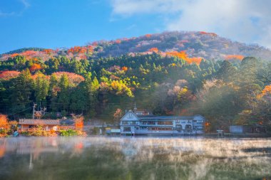 Kinrin Gölü, Yufu Dağı eteğinde yer alan Yufuin bölgesini gezen sembolik yerlerden biridir. Yaklaşık 400 metre çevresi olan küçük bir göldür..