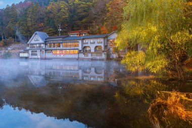 Kinrin Gölü, Yufu Dağı eteğinde yer alan Yufuin bölgesini gezen sembolik yerlerden biridir. Yaklaşık 400 metre çevresi olan küçük bir göldür..