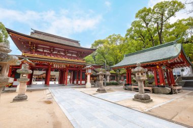 Dazaifu Tenmangu tapınağı Heian döneminin bilge ve politikacısı Sugawara Michizane 'nin ruhuna adanmıştır.