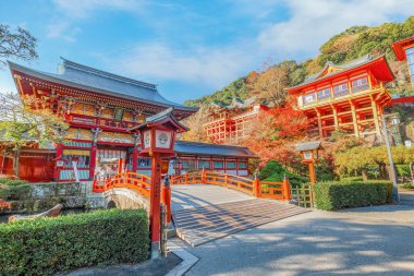 Kashima City 'deki Yutoku Inari tapınağı, Saga Bölgesi. Japonya 'nın Kyoto' daki Fushimi Inari ve Aichi 'deki Toyokawa Inari ile birlikte Inari' ye adanmış en iyi üç türbesinden biri olarak kabul edilir.