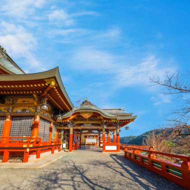 Kashima City 'deki Yutoku Inari tapınağı, Saga Bölgesi. Japonya 'nın Kyoto' daki Fushimi Inari ve Aichi 'deki Toyokawa Inari ile birlikte Inari' ye adanmış en iyi üç türbesinden biri olarak kabul edilir.