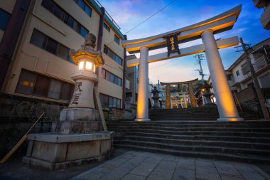 Suwa Tapınağı büyük bir Shinto tapınağıdır. Nagasaki 'deki Hristiyanlığı durdurmak ve geri döndürmek için bir yol olarak kurulmuştur.