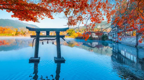 金輪湖の天祖神社は 由布岳の麓にある湯布院エリアの代表的な観光スポットの1つです — ストック写真