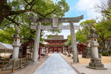 Fukuoka 'daki Dazaifu Tenmangu türbesi Heian döneminin bilgini ve politikacısı Sugawara Michizane' nin ruhuna adanmıştır.