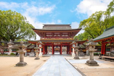 Fukuoka 'daki Dazaifu Tenmangu türbesi Heian döneminin bilgini ve politikacısı Sugawara Michizane' nin ruhuna adanmıştır.