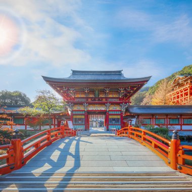 Kashima City 'deki Yutoku Inari tapınağı, Saga Bölgesi. Japonya 'nın Kyoto' daki Fushimi Inari ve Aichi 'deki Toyokawa Inari ile birlikte Inari' ye adanmış en iyi üç türbesinden biri olarak kabul edilir.