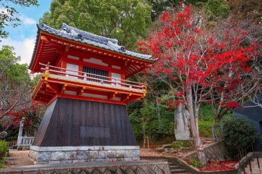 Dazaifu Tenmangu tapınağı Heian döneminin bilge ve politikacısı Sugawara Michizane 'nin ruhuna adanmıştır.