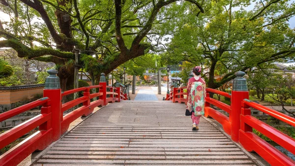 전통적 기모노를 후쿠오카에 신사에 다리를 건넌다 — 스톡 사진