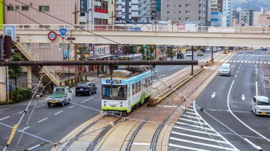 Nagasaki, Japonya - 29 Kasım 2022: Nagasaki şehrinde tramvay 4 tramvay hattı ile hizmet vermektedir ve Nagasaki Elektrik Tramvayı tarafından işletilmektedir.