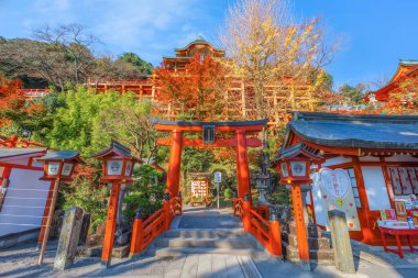Kashima City 'deki Yutoku Inari tapınağı, Saga Bölgesi. Japonya 'nın Kyoto' daki Fushimi Inari ve Aichi 'deki Toyokawa Inari ile birlikte Inari' ye adanmış en iyi üç türbesinden biri olarak kabul edilir.