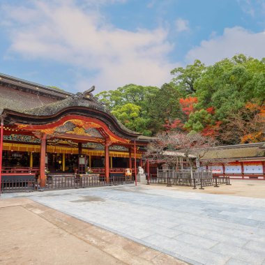 Dazaifu Tenmangu shgrine, Heian döneminin bilgini ve politikacısı Sugawara Michizane 'nin ruhuna adanmıştır.