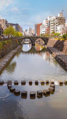 Meganebashi Köprüsü birkaç taş köprünün en dikkat çekicisidir. Köprü ismini nehir suyuna yansıyan gözlüklerin benzerliğinden alır.
