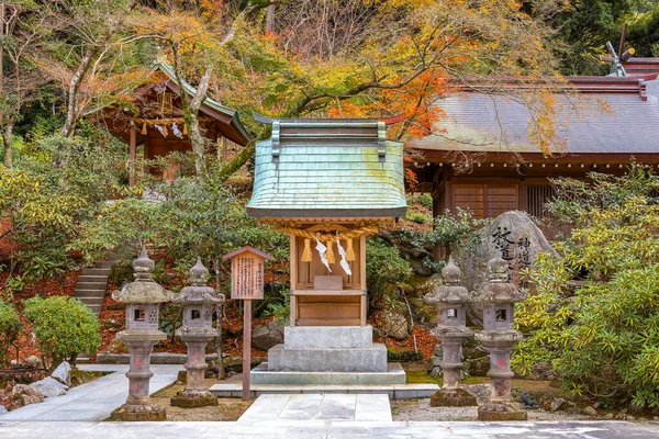 山にある本願寺かまど 古代から霊山として崇敬されていたこの神社は おそらく鬼月の夜舞のインスピレーションを受けたのでしょう — ストック写真