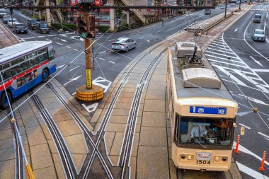 Nagasaki, Japonya - 29 Kasım 2022: Nagasaki şehrinde tramvay 4 tramvay hattı ile hizmet vermektedir ve Nagasaki Elektrik Tramvayı tarafından işletilmektedir.