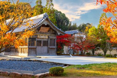 Fukuoka 'daki Komyozenji Zen Tapınağı, Dazaifu Tenmangu Tapınağı' nın güneyinde, Kamakura döneminin ortasında kurulmuştur..