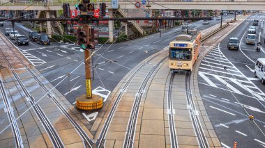 Nagasaki, Japonya - 29 Kasım 2022: Nagasaki şehrinde tramvay 4 tramvay hattı ile hizmet vermektedir ve Nagasaki Elektrik Tramvayı tarafından işletilmektedir.