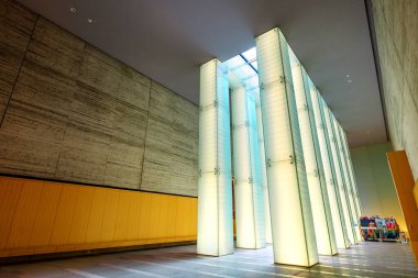 Nagasaki, Japonya - 29 Kasım 2022: Atom Bombası Kurbanları için Nagasaki Ulusal Barış Anma Salonu, atom bombardımanı sonucu hayatını kaybedenlerin anısına düzenlendi.