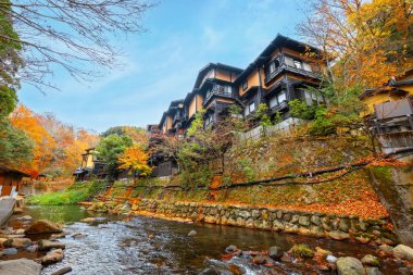 Kumamoto 'daki Kurokawa Onsen, Japonya' nın en çekici kaplıca kentlerinden biridir. Kasabanın yolları ryokan, hamam, çekici dükkanlar ve kafelerle doludur.