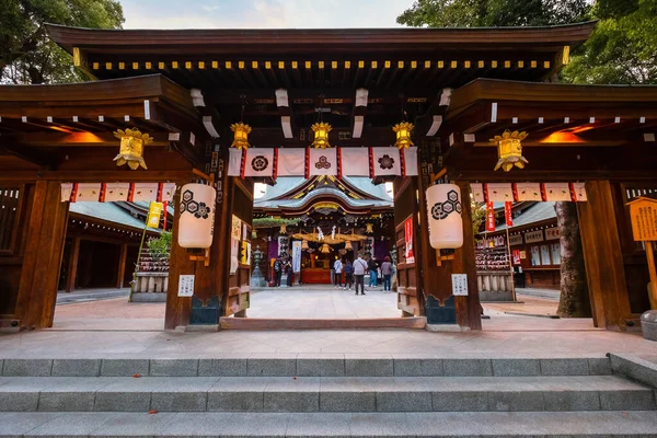 福岡市 2022年11月20日博多区の櫛田神社は 757年に設立され 太陽の女神アマテラスと海と嵐 雷と雷のスサノオの神に捧げられた神社 — ストック写真
