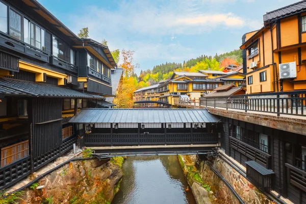 熊本県黒川温泉は日本有数の魅力的な温泉街です 町の路地には旅館 魅力的なお店やカフェが並んでいます — ストック写真