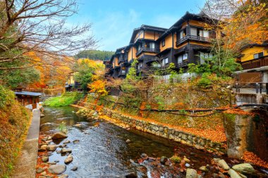 Japonya 'nın Kumamoto kentindeki Kurokawa Onsen, Japonya' nın en çekici kaplıca kentlerinden biridir. Kasabanın yolları ryokan, hamam, çekici dükkanlar ve kafelerle doludur.