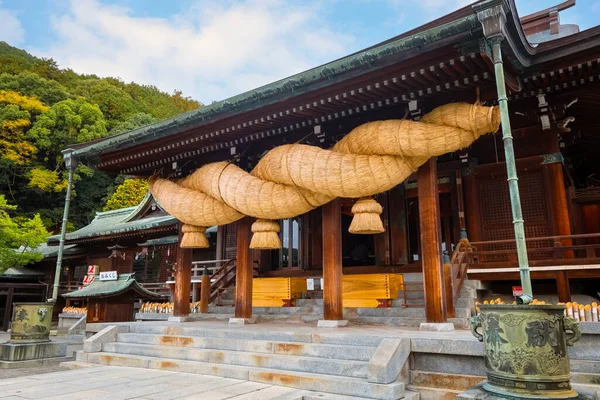 日本の福岡県の宮城岳神社は 主に5トンの神聖な藁ロープを持つ神功皇后を祀る神社で 年間200万人以上の参拝者が訪れる — ストック写真