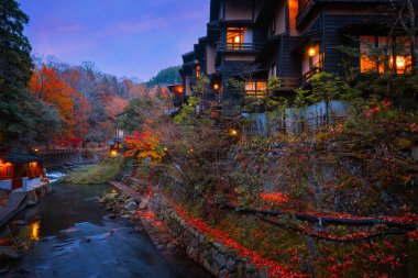 Japonya 'nın Kumamoto kentindeki Kurokawa Onsen, Japonya' nın en çekici kaplıca kentlerinden biridir. Kasabanın yolları ryokan, hamam, çekici dükkanlar ve kafelerle doludur.